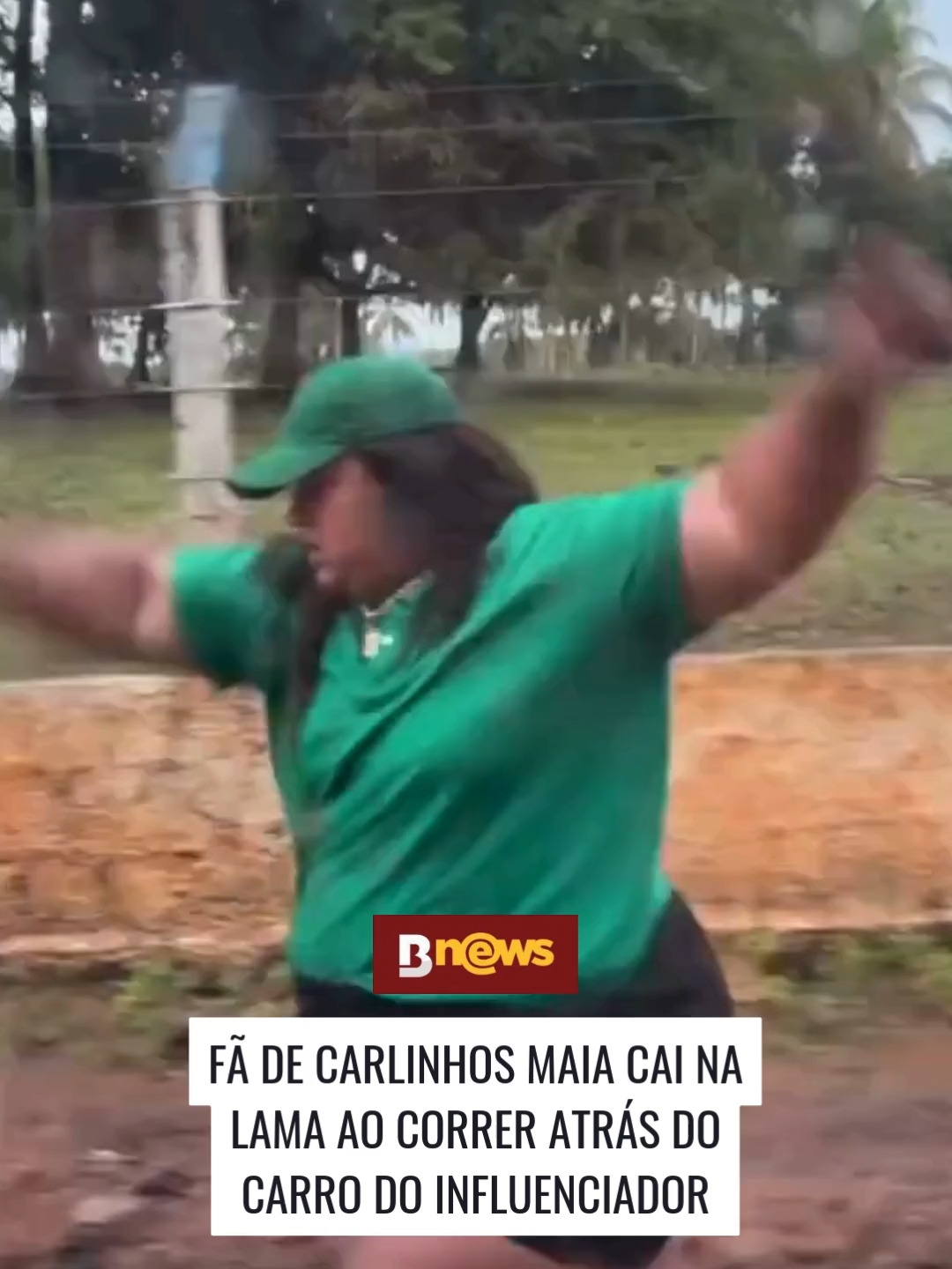 😱 Os stories de Carlinhos Maia voltaram a chamar atenção nas redes sociais. Desta vez, uma fã do influenciador acabou levando um tombo e caindo na lama enquanto corria para tentar alcançar o carro dele e conseguir falar com o ídolo. O momento foi registrado pelo próprio Carlinhos e compartilhado em seus stories, viralizando rapidamente entre os seguidores. Além da cena inusitada, outros fãs continuam acampados na porta do local, na esperança de garantir uma vaga na nova temporada do Rancho, projeto criado pelo influenciador que reúne personagens e histórias em seu perfil. #carlinhosmaia #ranchodomaia