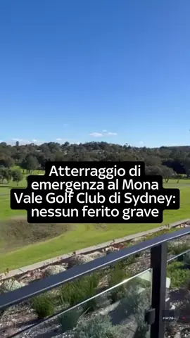 Un filmato ha catturato il momento in cui un piccolo aereo si è schiantato su un campo da golf dopo aver perso potenza in volo. Il filmato mostra l'aereo atterrare al mentre i testimoni accorrono in soccorso dei passeggeri. (📹 Magdalena Gawin via Storyful )
