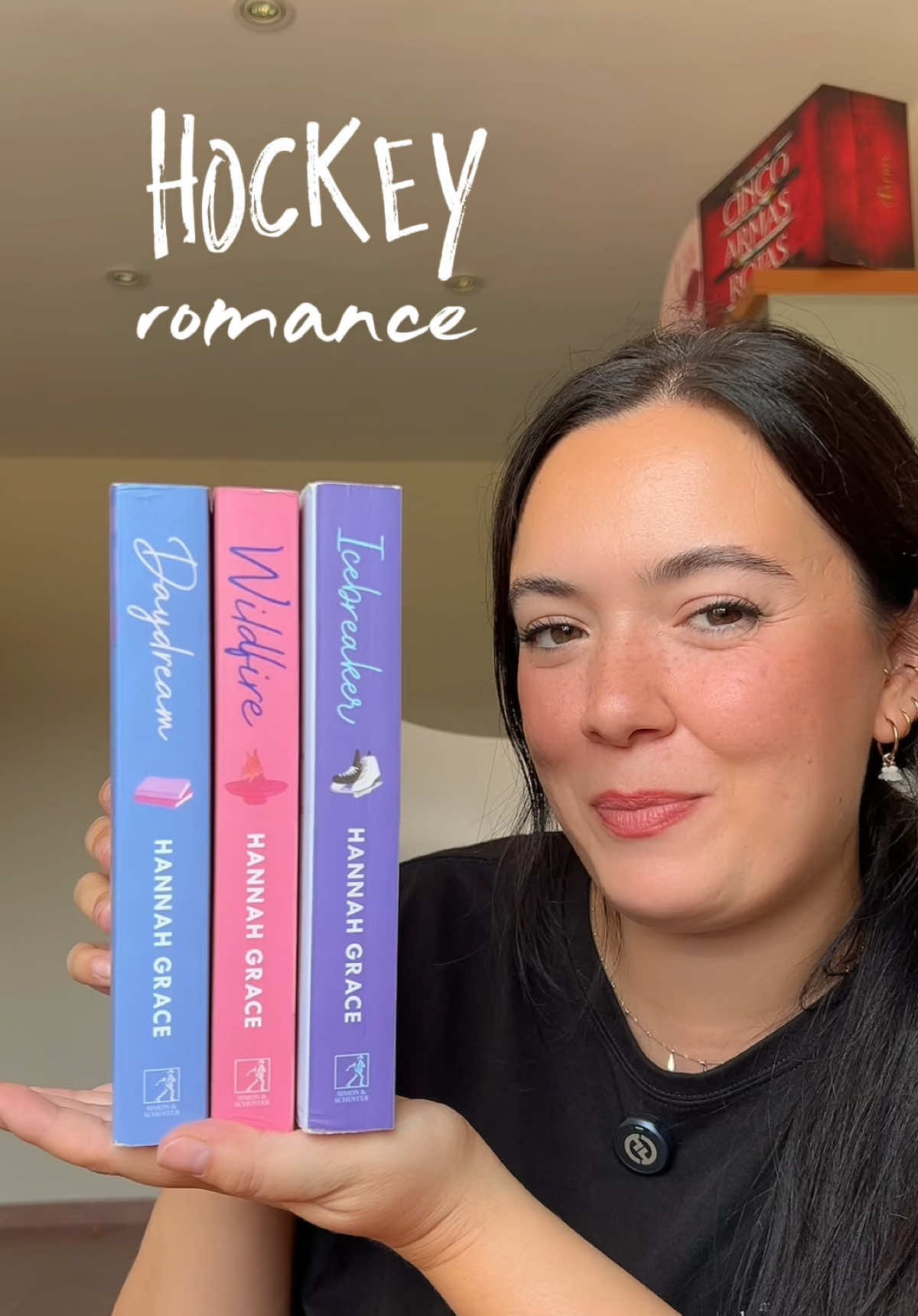 Besar, casar, desvivir con los protas de la serie de sports romance Maple hills 🏒📚 #booktokespaña #sportsromance #hockeyromance #hannahgrace #icebreaker 