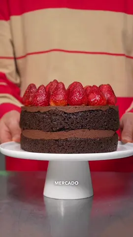 PASTEL DE CHOCOLATE CON FRESAS 🍓  • INGREDIENTES: ▪️2 tazas (230g) de harina de trigo ▪️1 y 3/4 tazas (350g) de azúcar ▪️3/4 taza (72g) de cacao en polvo  ▪️3/4 cucharadita de bicarbonato de sodio ▪️3/4 cucharadita de polvo para hornear  ▪️1 cucharadita (6 g) de sal ▪️3/4 taza de leche con una cda. de limón. ▪️1/2 taza (120 ml) de aceite  ▪️2 huevos ▪️2 cucharaditas (8 g) de extracto de vainilla ▪️1/2 taza (240 ml) de café caliente • Ganache de chocolate 🍫  ▪️ 300 g de chocolate semiamargo ▪️ 75 g de mantequilla ▪️ 200 g de crema de leche • Mermelada de fresa 🍓 ▪️2 tazas de fresas  ▪️3/4 taza de azúcar  ▪️2 cdas de Limón • Para decorar:  ▪️250 g. de fresas frescas.  Para brillarlas: ▪️ 1/2 cdita de gelatina sin sabor ▪️ 2 cdas de agua ▪️ 1 cdita de azúcar • 1. Precalienta el horno a 175 °C.  2. Engrasa 2 moldes para pasteles.  3. Haz las capas de pastel. En un tazón grande, mezcla la harina, el azúcar, el cacao en polvo, el bicarbonato de sodio, el polvo de hornear y la sal. 4. En un tazón grande separado, mezcla la leche, el aceite, los huevos y la vainilla hasta que se combinen. 5. Agrega los ingredientes secos al húmedo y bata hasta que se combinen. Luego, pon el café caliente y revuelve rápidamente hasta que esté bien combinado.  6. Divida la masa de manera uniforme entre los 2 moldes.  7. Hornea durante 25-30 minutos, hasta que un palillo salga limpio. 8. Retira los pasteles del horno y colóquelos sobre una rejilla. Deja enfriar completamente. 9. Mientras los pasteles se enfrían, prepara el ganache de chocolate. En una cacerola a fuego medio, agregue la mantequilla, el chocolate y la crema. Mezcla constantemente hasta que la mezcla se derrita y quede suave. 10. Deja enfriar a temperatura ambiente durante 30 minutos, luego colóquelo en la nevera para que se enfríe durante al menos otras 1-2 horas, dependiendo del grosor deseado. • Mermelada de fresa 🍓 1. Pon las fresas, azúcar y limón en una olla. 	2.	Cocina a fuego medio, aplastando un poco las fresas. 	3.	Remueve hasta que espese (15–20 min) • #tiktokfood #pastel #chocolate #fresas #postresfaciles 