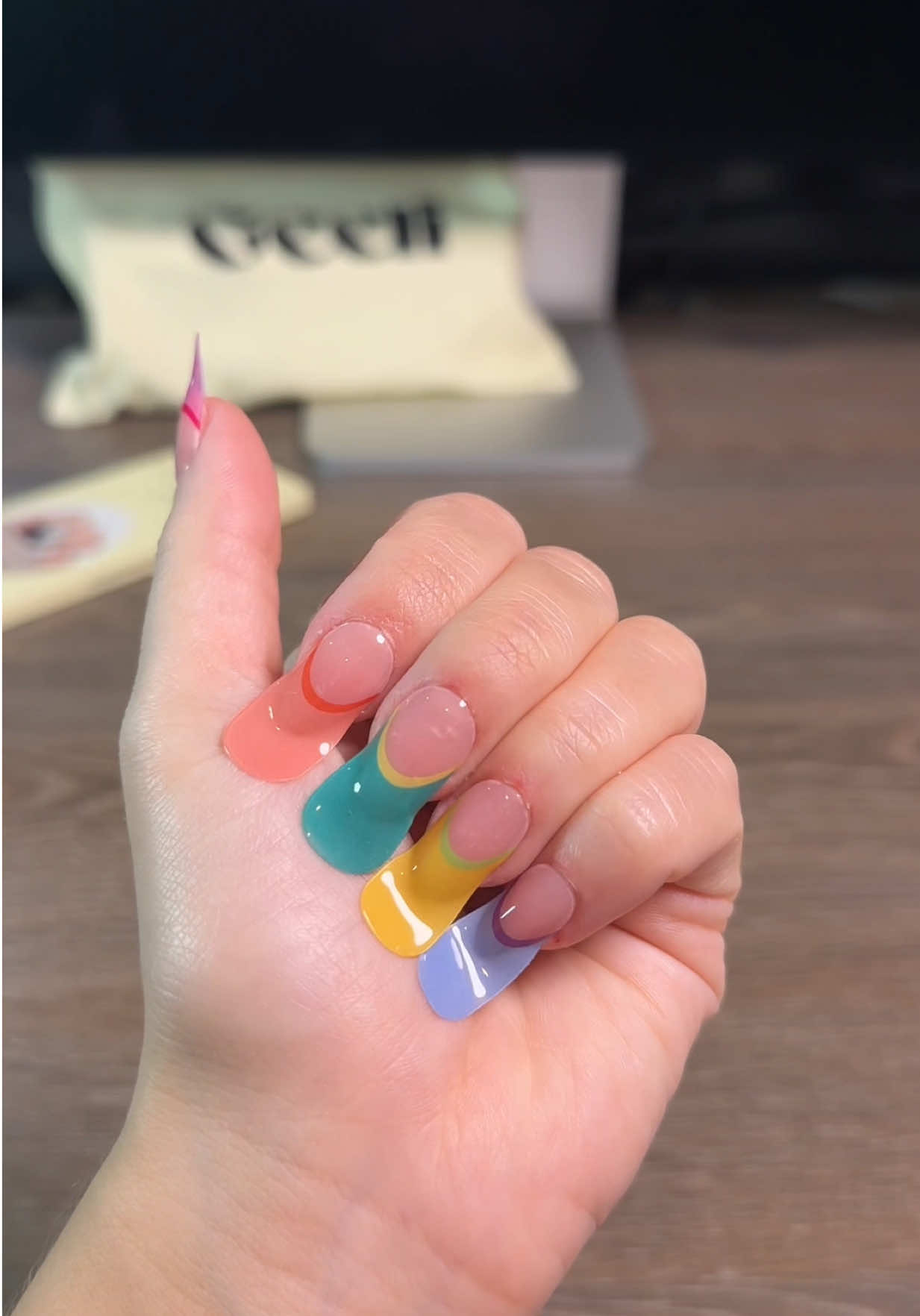 Qui accepte de porter une French manucure ratée alors que ça existe ?  Tu peux faire une French manucure facile si tu es débutante avec ces bandes en gel. 💅