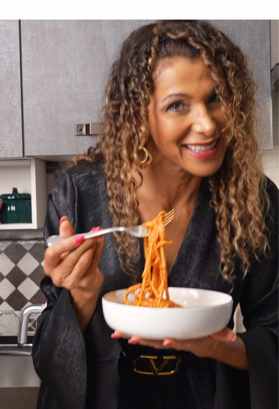 Spaghetti all’Assassina Un piatto che conquista con il suo sapore piccante e la sua preparazione unica! 🌶️ Se siete pronti a scoprire una ricetta audace, questa è quella che fa per voi! La base di questo piatto è semplice, ma la sua “assassina” caratteristica nasce dalla cottura intensa e croccante, che dà vita a spaghetti irresistibilmente saporiti. 💥 Ingredienti: 	•	400 gr di spaghetti 	•	250 gr di passata di pomodoro 	•	100 gr concentrato di pomodoro 	•	2 spicchi d’aglio 	•	peperoncino secco q.b. 	•	150 ml di olio extravergine d’oliva 	•	1 peperoncino fresco 	•	sale e pepe 	•	un mazzo di basilico piccolo Preparazione: In una pentola mettiamo 1 litro di acqua, foglie di basilico, 1 peperoncino tagliato a metà, 1 spicchio d’aglio, il concentrato di pomodoro, sale e pepe q.b. e portiamo a ebollizione. A parte in una padella aggiungiamo l’olio di oliva, aglio grattugiato, il peperoncino secco, quando friggi un po’ aggiungiamo la passata di pomodoro, e mettiamo gli spaghetti (come nel video) distribuiti bene. Li lasciamo friggere fino a bruciatura, li giriamo e li facciamo friggere ancora, dopo iniziamo a mettere il brodo un po’ alla volta. Ci vorranno almeno 15/17 minuti in tutto il processo. Quando son pronti belli al dente lasciamo che si formi una cremina, possiamo impiattare. Y a disfrutar. BUON APPETITO. 😋 #SpaghettiAllAssassina #ricettapiccante#picante#evaincucina#olioextraverginedoliva 
