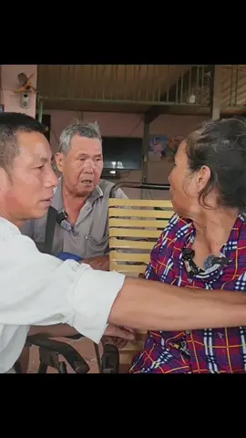 “Tôi thương bà từ một câu chuyện tai nạn.” – ông Ba Minh ngồi ở bến đò Cù Lao Tây (Đồng Tháp), giọng run run, mắt hoe đỏ, nhớ lại chặng đường đã qua. Ngày đó, bà Giao vừa mất đứa con gái thứ ba trong hành trình tháo chạy khỏi người chồng hay say rượu. Bà trốn vào Sài Gòn làm thuê, gánh vữa, trộn bê tông. Ông thì làm thợ hồ. Họ chỉ là hai phận người tha phương, tri kỷ chứ chưa chút tình cảm. Một buổi chiều gần 5 giờ, ông sụp chân, rơi từ giàn giáo xuống. Đầu gối đập mạnh vô thanh đá, nát bấy. Bà cùng mấy người thợ vội vàng đưa ông vào Bệnh viện Đồng Nai. Bác sĩ băng bó, nói phải mổ, hết 15 triệu. Ông cười buồn: – Nghe thôi đã muốn xỉu, nghĩ bụng chắc tiêu đời rồi. Anh em thợ bàn nhau, tính đẩy ông trên xe lăn trốn viện. Nhưng còn kẹt chiếc xe máy trong bãi, không lấy được thì lộ. Lúc ấy, bà Giao khom lưng, cõng nguyên thân xác nặng trịch của ông một đoạn đường dài. Ông nhớ như in: – Thân tôi đâu có nhẹ, mà bà vẫn gánh, mồ hôi nhỏ giọt ướt áo. Tới cổng, gặp bảo vệ, bà nói thiệt: “Ảnh hết tiền mổ, tính về quê.” Người ta gật đầu cho lấy xe. Bà chở tôi về nhà trọ. Bữa đó, tôi rưng rưng, thấy mình mắc nợ bà rồi. Sau này, bà sợ ở Sài Gòn chồng tìm tới, nên xin theo ông về Đồng Tháp trị bệnh. Cả hai đón xe đò, vô Bệnh viện Hữu Nghị Cao Lãnh. Nhưng huyết áp ông lên cao, bác sĩ không dám mổ. Cuối cùng, bà cùng ông lại đón xe về cù lao, tìm lá thuốc nam bó từng ngày. Ông trầm ngâm: – Cái giò giờ đi cà nhắc, nhưng còn thở, còn sống, không nằm lại công trình là nhờ bà hết. Từ một lần cõng nhau thoát nạn, hai người nương tựa suốt hơn mười năm. Ông chở bà rong ruổi bán vé số, bà dựa vào vai ông mà sống. Nghèo khó, nhưng đầy nghĩa tình. Rồi một ngày, bà Giao nhờ tôi đăng tin tìm con. Bài viết lan đi, nối lại sợi dây máu thịt đã đứt gần 29 năm. Người đàn bà Nghệ An từng ôm con tháo chạy, cuối cùng cũng tìm lại được chồng con. Ngày đoàn tụ, người ta rưng rưng. Còn ông Ba Minh – người từng được bà cõng qua cơn hiểm nghèo – chỉ lặng lẽ ngồi bên bến sông, buông tay. Có người tìm được mái nhà. Có người mang ơn một đời. Và có người… ngồi lại với bến đò, chờ chuyến đò không hẹn ngày về. Nguồn: Phong Bụi #phongbui #tinhyeu #chuyentinhca #chubaminh 