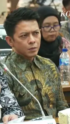 Hampir nggak pernah liat om Ariel se serius ini. His eyes can intimidating me actually.  Courtesy: Kompas TV #arielnoah 