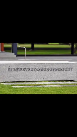🔍 Neuer Richter, aber kein Name 🧱 Karlsruhe als Parteibüro ⚖️ Verfassungsgericht unter Einfluss 💬 Hinterzimmer statt öffentlicher Wahl 👀 Wird das höchste Gericht zur Machtspielzone? #Verfassungsgericht #Hinterzimmerpolitik #SPDPlan #Systemfrage #Machtverschiebung 