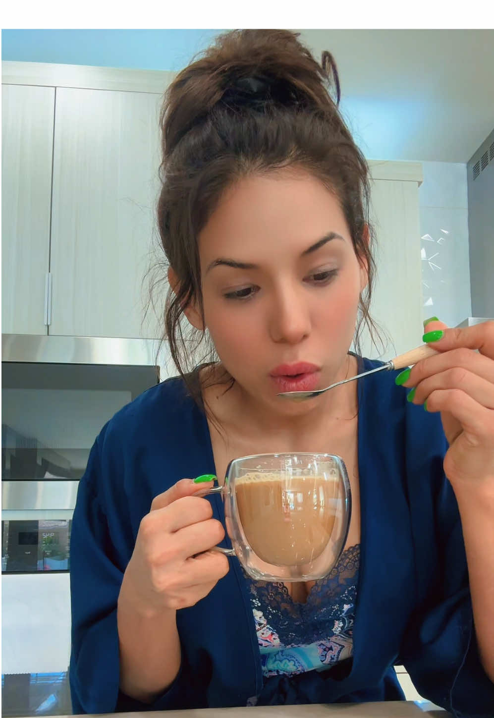 #cafe -bajar de peso -quemar las grasas -bloquear las grasas -tener más energía -suprime el apetito -te da más enfoque y resistencia en el gimnasio -recuperación de los músculos más rápido -antioxidante -afrodisíaco -Antiinflamatorio -te ayuda en el tránsito intestinal -controla la azúcar en la sangre -te ayuda con enfermedades cardiovasculares -reduce el colesterol -es antiinflamatorio -Acelera tu metabolismo -te ayuda en el sistema inmune -Te ayudo a tener una piel más bonita estos son algunos de los beneficios tiene más Ordénalo en mi perfil, donde dice Linktree o directamente en la buena vidaus.com 