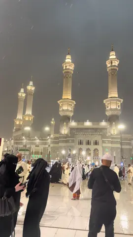 Heavy Rain 🌧️ Masjid Al Haram Makkah 🥀 . . . . . . . . . . #makkah #makkahmadinah🕋 #makka #makkah🕋 #makkahmadinah #makkahmadina #makkah_gold #mecca #live #masjidilharam #haram #for #foru #trendingvideos #grow #growupwithme #islamic #islamic_video #rain #barish #rainyday #barish🌨 
