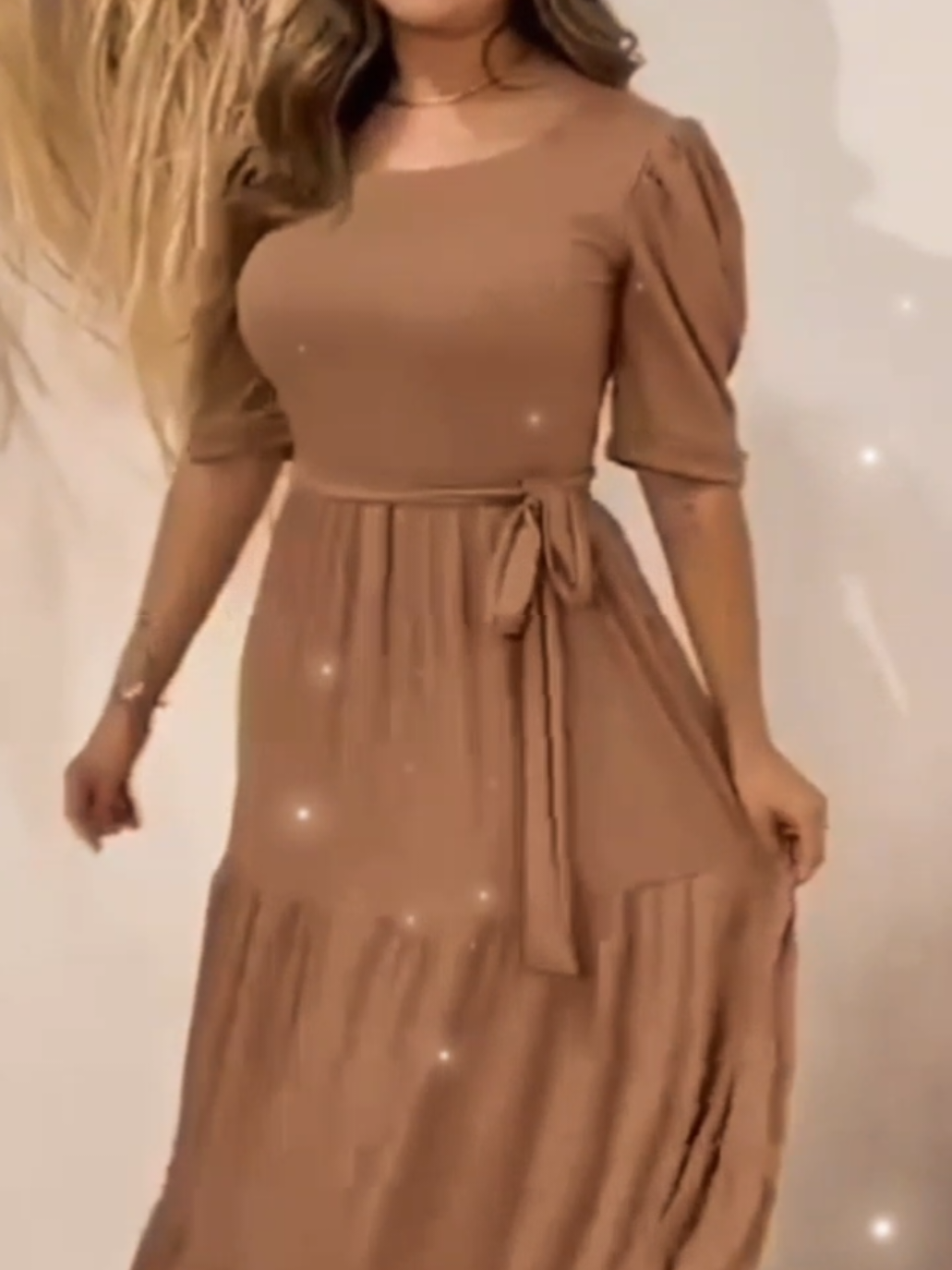 Roupas formais para mulheres  O vestido longo feminino Três Marias canelado é sinônimo de sofisticação e conforto. Com manga média, modelagem fluida e cinto de amarrar, ele realça a silhueta de forma delicada, trazendo elegância e praticidade. Disponível em 5 cores lindas, é perfeito para a moda evangélica, mas também se adapta facilmente a diferentes ocasiões – do dia a dia a momentos especiais. #modafeminina #modaevangelica #vestidolongo 