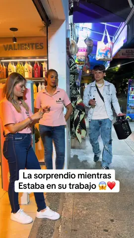 La sorprendió con una canción en su trabajo mira el final 😍 #fyp #viral #parati #amor #medellin 