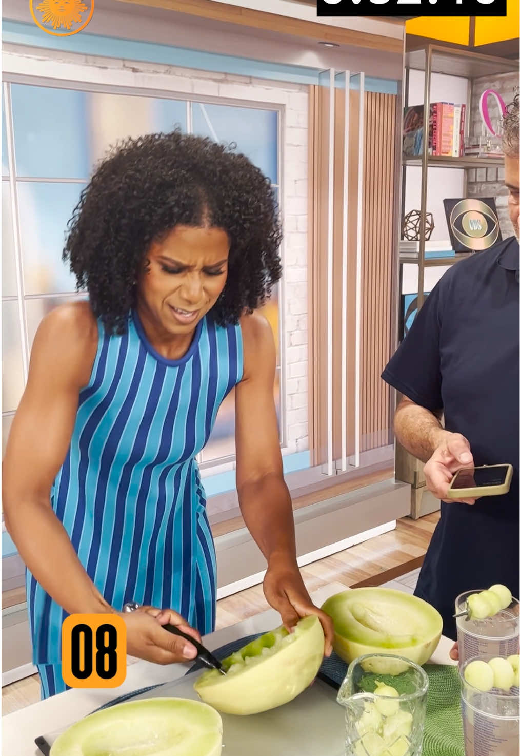Mixologist Nick Mautone, who invented the iconic US Open Honey Deuce, tests Adriana's scooping skills 🍈  #USOpen #honeydeuce 