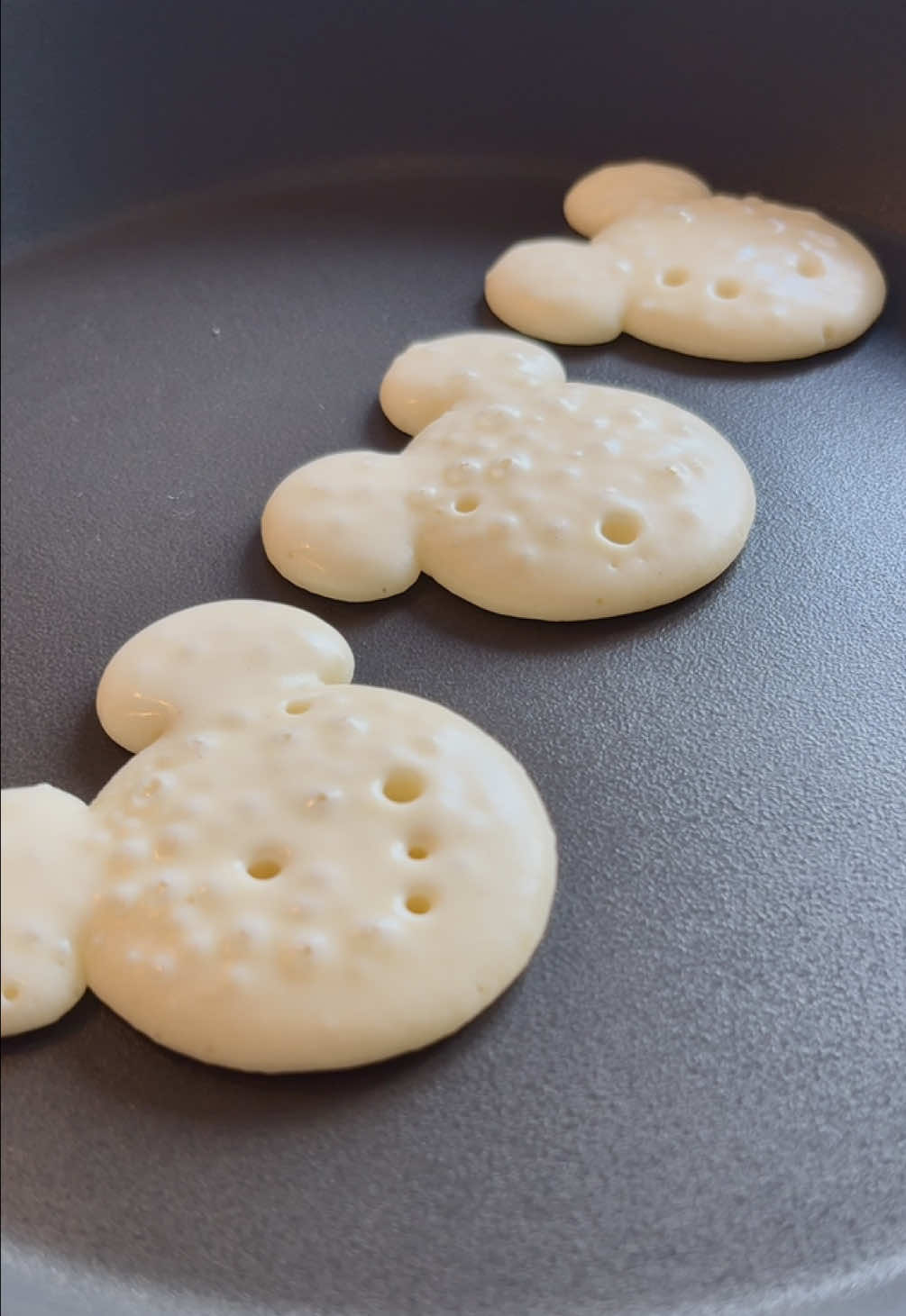 Try it for your child now  🐻 جربها لطفلك الآن🐻 Pancake Ingredients: 	•	2 eggs, at room temperature 	•	40 g sugar 	•	40 ml vegetable oil 	•	1 packet vanilla sugar 	•	300 ml milk, at room temperature 	•	220 g all-purpose flour 	•	12 g baking powder Preparation Method: 	1.	Whisk the eggs and sugar well. 	2.	Add the oil, milk, and vanilla sugar, then mix again. 	3.	Add the flour and baking powder, and mix until the batter is smooth with no lumps. 	4.	The batter is now ready to make soft and fluffy  pancakes. مقادير البان كيك: 	•	2 حبات بيض بحرارة المطبخ 	•	40 غرام سكر 	•	40 مل زيت نباتي 	•	كيس سكر فانيلا 	•	300 مل حليب بحرارة المطبخ 	•	220 غرام دقيق أبيض 	•	12 غرام خميرة الحلويات طريقة التحضير: 	1.	نخلط البيض والسكر جيدًا. 	2.	نضيف الزيت والحليب وسكر الفانيلا ونخلط مرة أخرى. 	3.	نضيف الدقيق والخميرة، ثم نخلط جيدًا حتى يختفي أي تكتل من الدقيق. 	4.	الخليط جاهز للاستعمال لتحضير بان كيك هش ولذيذ #Pancakes #PancakeLovers #YummyPancakes #KidsTreat