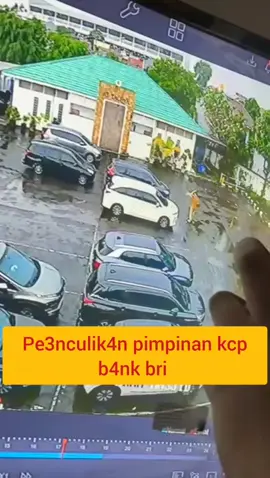 Detik-detik penculikan di Cempaka Putih Sebuah rekaman CCTV viral di media sosial memperlihatkan adanya dugaan penculikan pimpinan cabang BRI di Cempaka Putih, usai selesai melakukan aktivitas. Peristiwa ini langsung menyita perhatian publik karena terjadi di area terbuka yang terekam jelas kamera pengawas. Kejadian ini menjadi pengingat bagi kita semua bahwa rasa aman bisa hilang kapan saja dan di mana saja. Hidup selalu penuh risiko, maka penting bagi kita untuk lebih cermat, berhati-hati, dan waspada dalam setiap langkah. Mari jadikan peristiwa ini sebagai pelajaran hidup: jangan pernah lengah, selalu perhatikan lingkungan sekitar, dan tetap waspada terhadap orang maupun situasi yang mencurigakan. Keselamatan diri adalah tanggung jawab kita masing-masing. Tetap waspada di manapun berada, karena bahaya bisa datang tanpa diduga. #CempakaPutih #BRI #BeritaTerkini #BreakingNews #Penculikan 