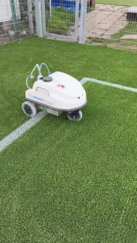 El futuro es hoy, oíste viejo. 🤖 😳 Vía kostaspanayotis/IG #robot #Soccer #pitch #grass