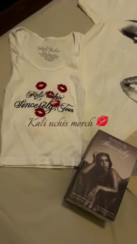 In loveeee💋🙂‍↕️  #fyp #sincerelytour #kaliuchis #merch #homebody