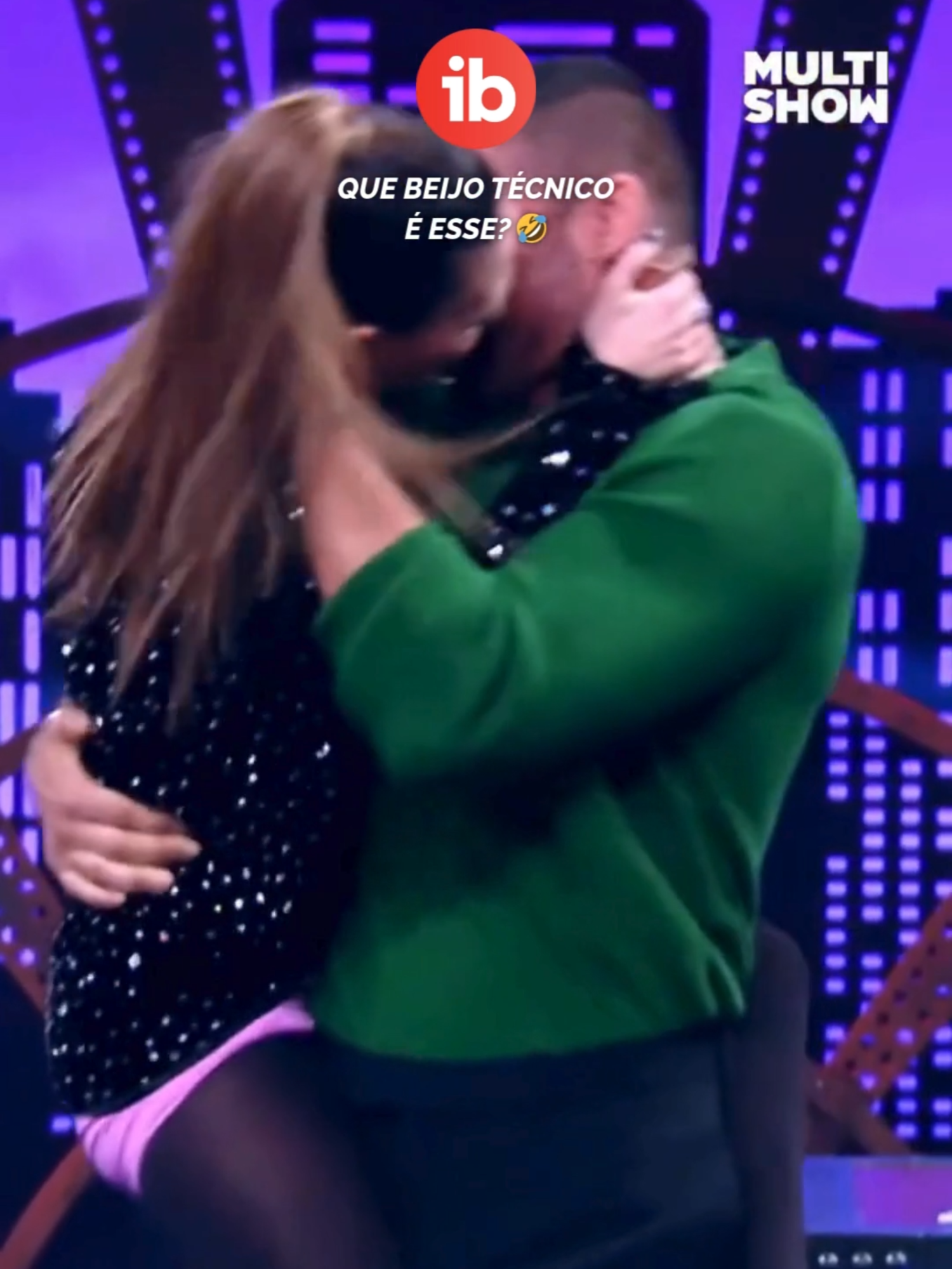 Gente... o que rolou aqui?! 😂 Tatá Werneck e Cauã Reymond em mais um encontro explosivo... ou melhor, molhado! 💦💋 Os dois protagonizaram uma cena com um beijão técnico no novo episódio do 