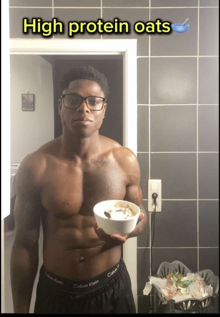 High protein oats 🍓💪 Ingrediënten: • 73g havermout • 25g whey isolate (white choc) • 127ml volle melk • 52g zomerfruit • 10g chiazaad • 3g kaneel • 5g honing Macro’s totaal: 555 kcal – 38g eiwit – 63g koolhydraten – 13g vet 👉 Dat is dus 38 GRAM PROTEIN in 1 bowl🥣 Wil jij ook leren hoe je lekker kan eten, vet kan verliezen én spieren kan bouwen? Ik begeleid cliënten online én in-person met training & voeding. Volg mij hier en op Instagram @itsjessejay en start vandaag met jouw transformatie. Vul het intakeformulier in via mijn bio op Instagram om direct te beginnen. 📩 In mijn Linktree in de bio vind je ook mijn volledige rug-trainingsplan. Klik erop en het schema is van jou! #fyp #personaltrainer #highproteinbreakfast #voorjou #Fitness 