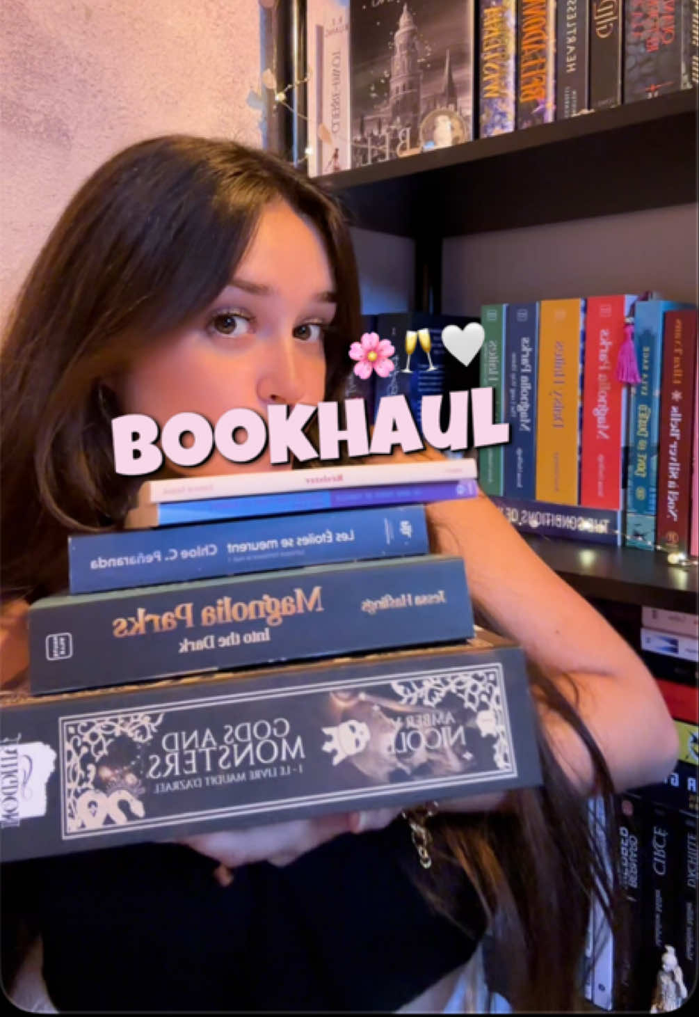 Un petit bookhaul parce que ça faisait longtemps 🤓🤍 LIVRES CITÉS :  • Magnolia Parks : Into the dark de Jessa Hastings chez @hautevillefr  • Les étoiles se meurent de Chloe C. Peñaranda chez @Éditions PAL  • Le livre maudit d’Azrael de Amber V. Nicole chez @éditions Bookmark  • Résister de Salomé Saquet • En bons pères de famille de Rose Lamy #booktokfr #booktokfrance #romantasybooktok #romancebooks 