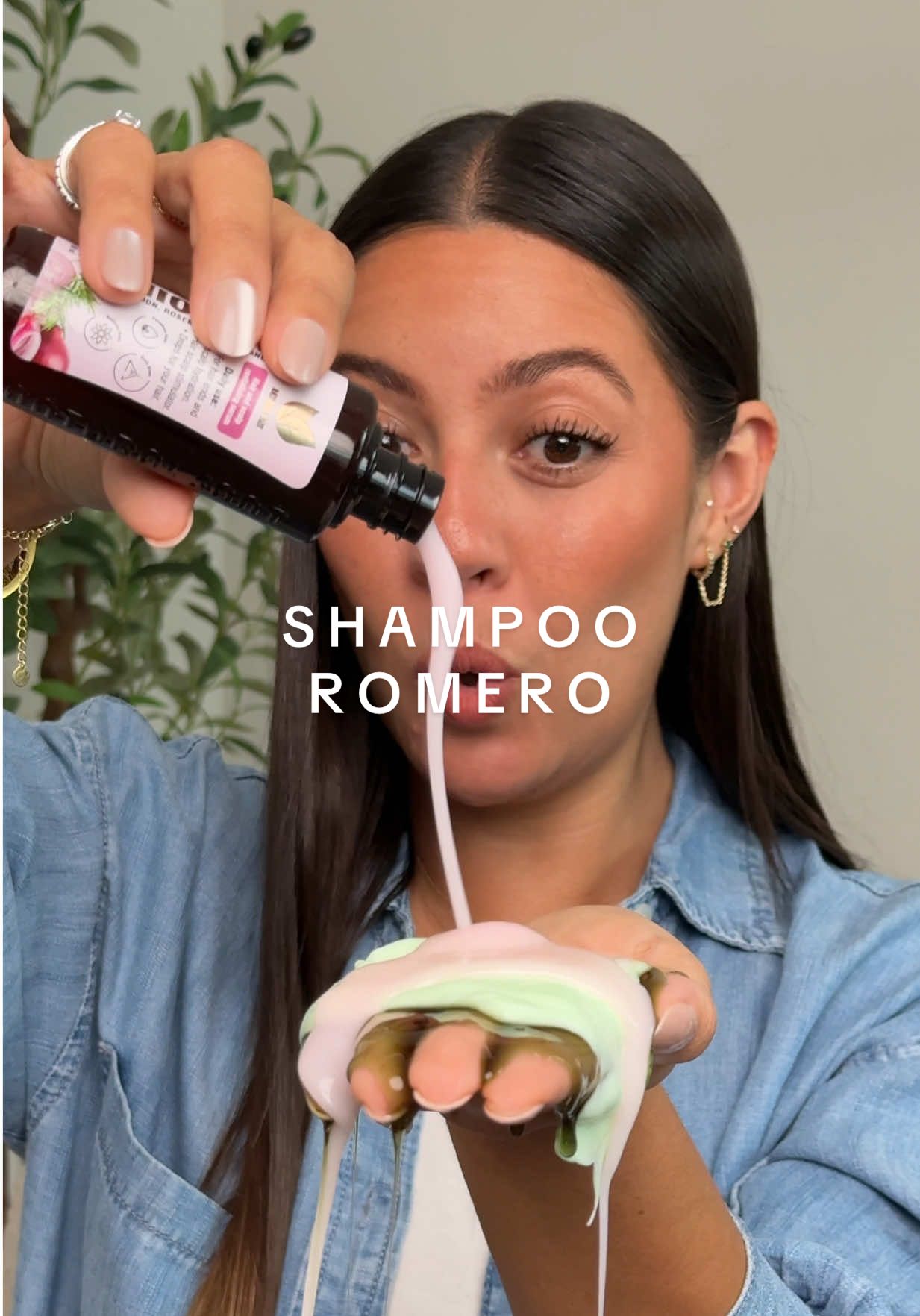 Este ser de Shampoo de Romero y Quina es mi favorita 😍 además huele delicioso 😮‍💨🫰🏼 ¡no pierdan la oportunidad de llevarse este combo con ese mega descuento! #rosemaryshampoo #haircareproducts #cuidadodelcabello #pelosano #tiktokshopcreatorpicks *results may vary *oferta limitada 