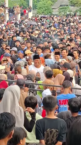 Adella Dadapan kec solokuro Lamongan Adella  Momen langka toko ulama kondang Gus Muwafiq nonton Dangdut Adella #adella #cumicumiaudio #gusmuwafiq CCTV GRESIK UTARA mencari seduluran tanpa batas jangan lupa like komen and subscribe https://www.youtube.com/channel/UCfjXKrpIRqkGHR3JppiQ-kA 🎥 Vt/M. Zainul Arifin, S.T.