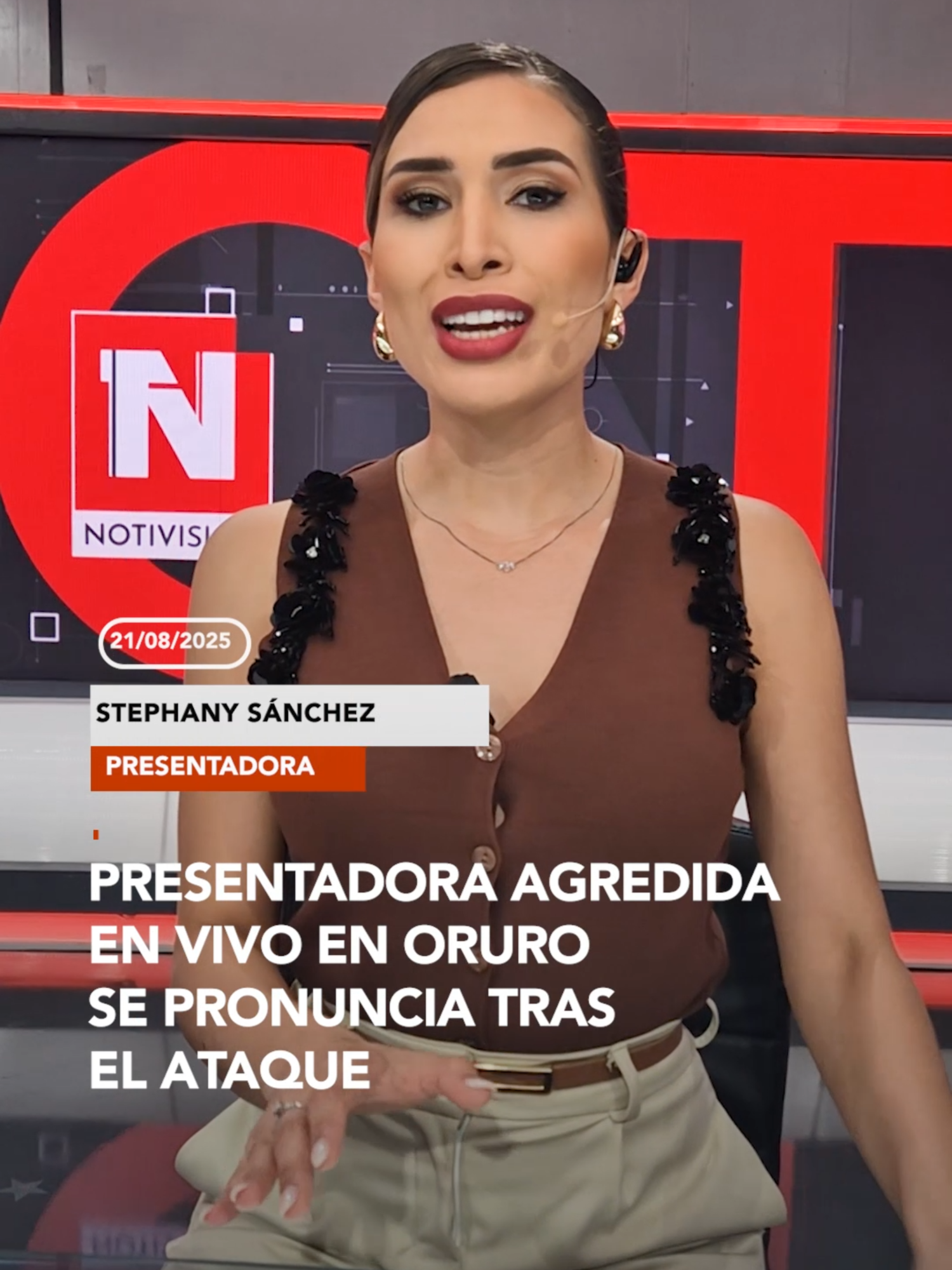 #NotivisiónScz | Un hombre ingresó a un set de televisión y atacó a una presentadora mientras conducía un programa en vivo Presentadora: @soystephanypinheiro ▶️ Más información en www.reduno.com.bo #NoticiasBolivia #Violencia #MediosDeComunicación #AgresiónEnVivo