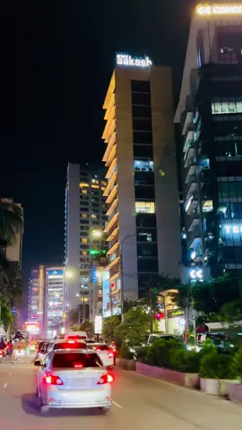 বনানী থেকে গুলশান যাওয়ার সড়কের রাতের দৃশ্য। #Dhaka #viralpost2025 #nature #srstory #viral 
