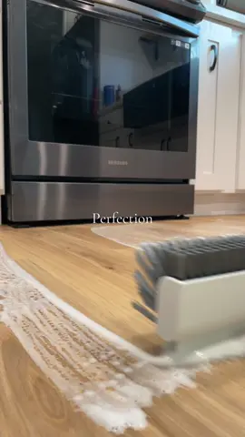 Now this was a game changer 😮‍💨 #fypage #CleanTok #parati #limpiando #asmr #cleanfloors #floorscrub #ttshop #recommendations #cleaningbrush 