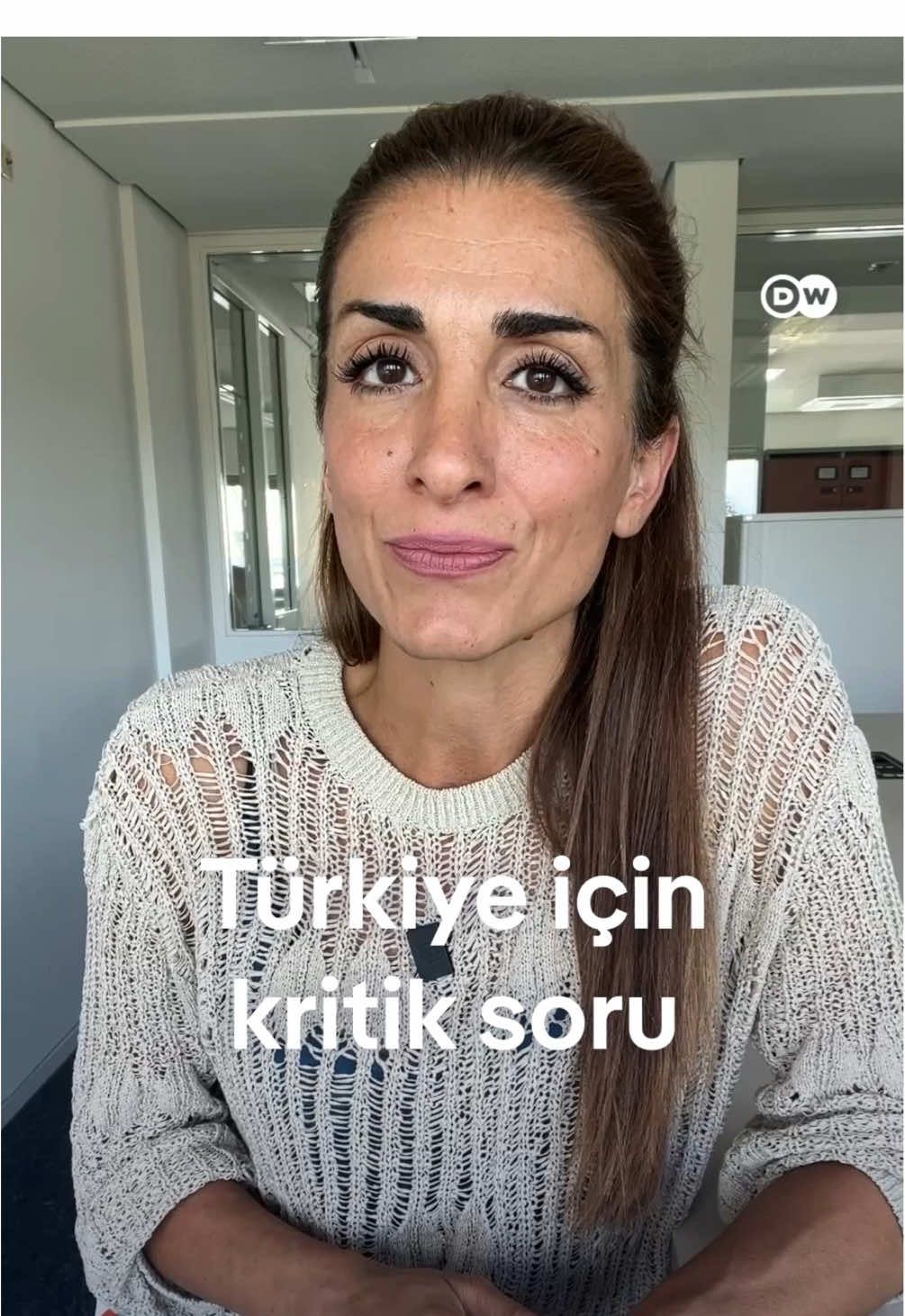 Yeni çözüm süreci için TBMM'de kurulan komisyon beşinci toplantısını tamamladı. 51 kişiden oluşan komisyonda İçişleri Bakanlığı MİT gibi kurumlar hazır bulunuyor ayrıca 40 yıllık sorundan etkilenen pek çok kesim dinleniyor. Bu hafta şehit ailelerinin ardından Cumartesi anneleri ile Barış annelerini dinledi. Barış anneleri komisyona silah bırakıp dönecek örgüt üyelerinin hangi şartla döneceğini sordu.  @Kıvanç EL    #barış #kürt #keşfet #fyp #dwhaber  