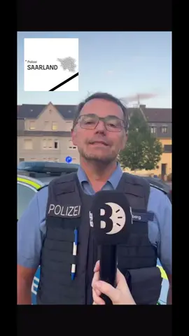Im Süden des Saarlands will ein Mann eine Tankstelle überfallen. Das Vorhaben geht jedoch gewaltig schief. Als die Polizei anrückt, flieht der Räuber zu Fuß. Dann kommt es zu einem Gerangel und mehreren Schüssen. Ein Polizist stirbt. Nach einem Raubüberfall auf eine Tankstelle in Völklingen in den frühen Abendstunden ist ein Polizist durch Schüsse getötet worden. Zwei Polizeibeamte haben einen der Täter zu Fuß verfolgt, sagte ein Polizeisprecher in Saarbrücken. Es sei zu einem Gerangel gekommen, bei dem der Tankstellenräuber einem der Beamten die Schusswaffe entreißen konnte und mehrfach auf die Polizisten schoss. Dabei wurde ein Beamter lebensgefährlich verletzt, sagte der Polizeisprecher. Wenig später erlag der Uniformierte seinen Verletzungen. Laut 