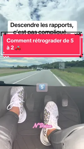 Rétrograder, c’est descendre les vitesses une par une 🚗💨 Et surtout… ne relève pas l’embrayage trop vite 😉#autoecole #moniteur #codedelaroute #ndrive #shoeschallenge 