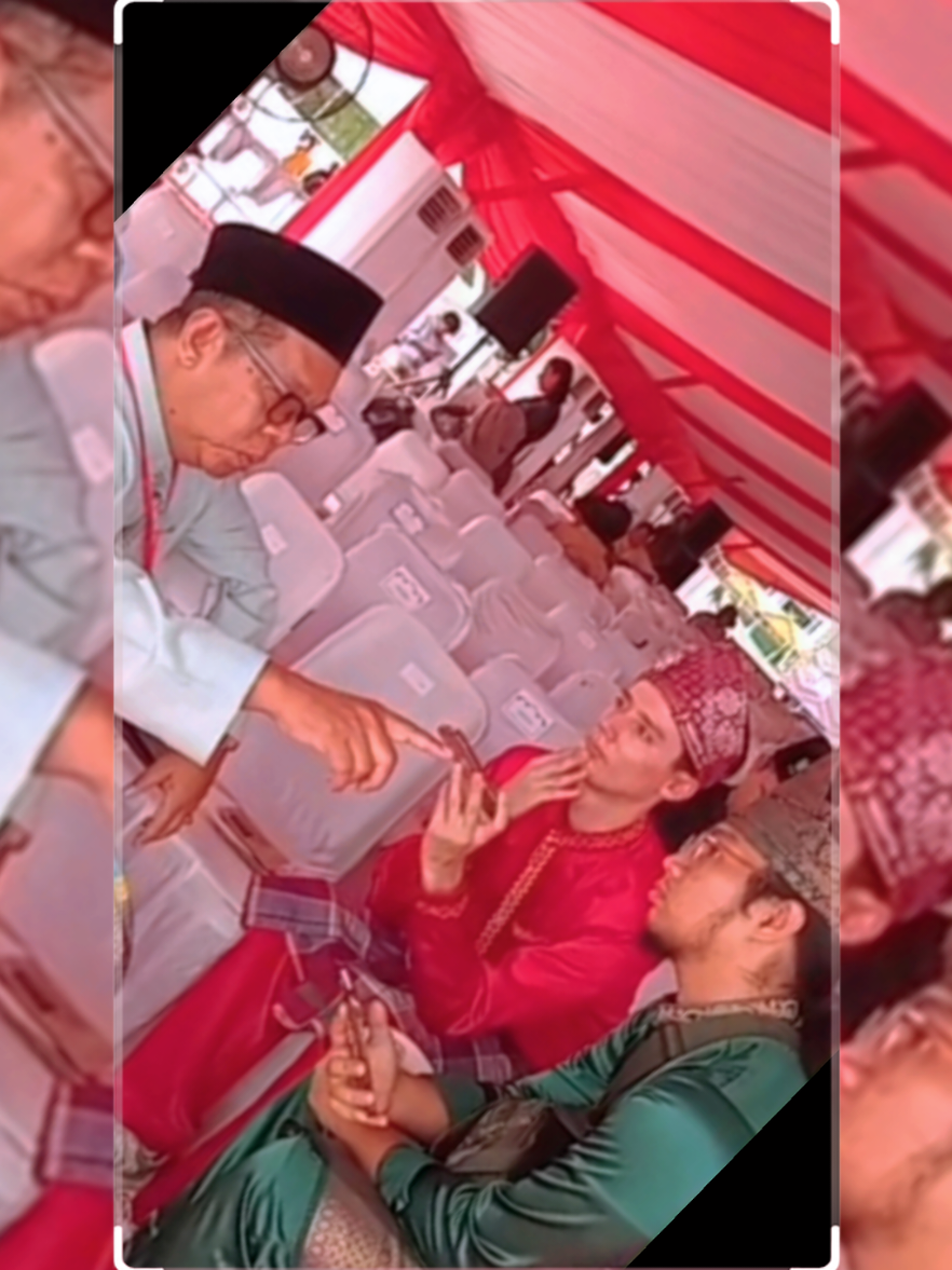 Gegara Pacu Jalur menglobal, perhatian dunia, termasuk penulis jurnal dari Belanda, ini terhadap sejarah dan perkembangan Festival Pacu Jalur Tradisional yang cikal-bakalnya dari Basogha sebagai Nagoghi Pusat Peradaban Pacu, itu menjadi perbincangan serius dan hangat. Basembang lamo itu terjadi usai pembukaan Festival Pacu Jalur Tradisional Kuantan Singingi oleh Menteri Pariwisata RI dan pawai budaya dan perpacuannya disaksikan oleh Wapres Gibran Rakabuming Raka, di Tepian Narosa, Telukkuantan, Rabu (20/08/2025). @gibran_rakabuming @Abdul Wahid @Dr. H. Suhardiman Amby., MM  #viraltiktok #fypシ゚viral #ABBSBakayuah #Semuaorang #Riau 