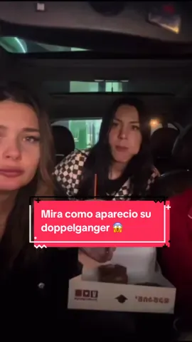 En este auto iban dos chicas adelante y su amiga sentada atrás. Todo parecía normal… hasta que al celular llegó un mensaje: ‘Ya voy, ¿dónde están?’… enviado por la misma amiga que supuestamente estaba con ellas. En ese momento se dieron cuenta de algo imposible: la persona que viajaba atrás no era su amiga… era un doppelgänger. Se dice que cuando aparece un doppelgänger, nunca debe cruzarse con el original… porque puede traer desgracias, enfermedades o incluso la muerte. Para algunos es una falla en la realidad, para otros… una advertencia de que algo muy malo está por pasar. Y ahora la pregunta es… ¿quién realmente iba en ese auto? Cuidado… porque cualquiera de nosotros podría encontrarse con su propio doble en cualquier momento. #doppelganger #shock #parati #terror #historiareal 