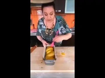 Cozonac cu smantana: Ingrediente: 550 g faina, 100 g smântâna , 200 g lapte, 100 g zahăr , 1 lingurița rasa de sare, 100 g unt, 1 pachet de drojdie uscata cu Maia de 21 g sau 12,5 g drojdie proaspăta , 3 gălbenușuri, pasta de mandarine și esența de vanilie Pemtru umplutura: 200 g migdale sau nuci, 200 g lapte, 100 g zahăr, 30 g cacao, esența de migdale sau rom. Cozonacii rămân pufosipână se termină - Cozonac cu Nuca / MIGDALE si Cacao pas cu pas Reteta:  https://youtu.be/uNdE7ilrdPc #cozonac #cozonacii #kammellia