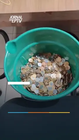 DINHEIRO ESCONDIDO - A polícia apreendeu uma grande quantidade de notas e moedas na Vila São Sebastião, em Franca. O dinheiro, encontrado em uma área de mata, estava em cédulas de pequenos valores, moedas e até cédulas de R$ 100. Um homem foi levado à delegacia para explicar a origem. A suspeita é de que o valor seria resultado da venda de drogas na região. O valor total ainda não foi divulgado. #JornaldaEPTV #JornaldaEPTVRibeirão #Franca