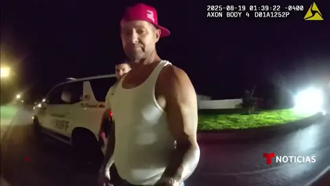 Descubren por accidente a un hombre que traficaba drogas con la ayuda de un dron en #Florida. La policía cree que el sospechoso entregaba fentanilo y metanfetaminas con un dron. Su detención se realizó luego de que el aparato cayó en el patio de una casa y los dueños de la propiedad llamaron a las autoridades.