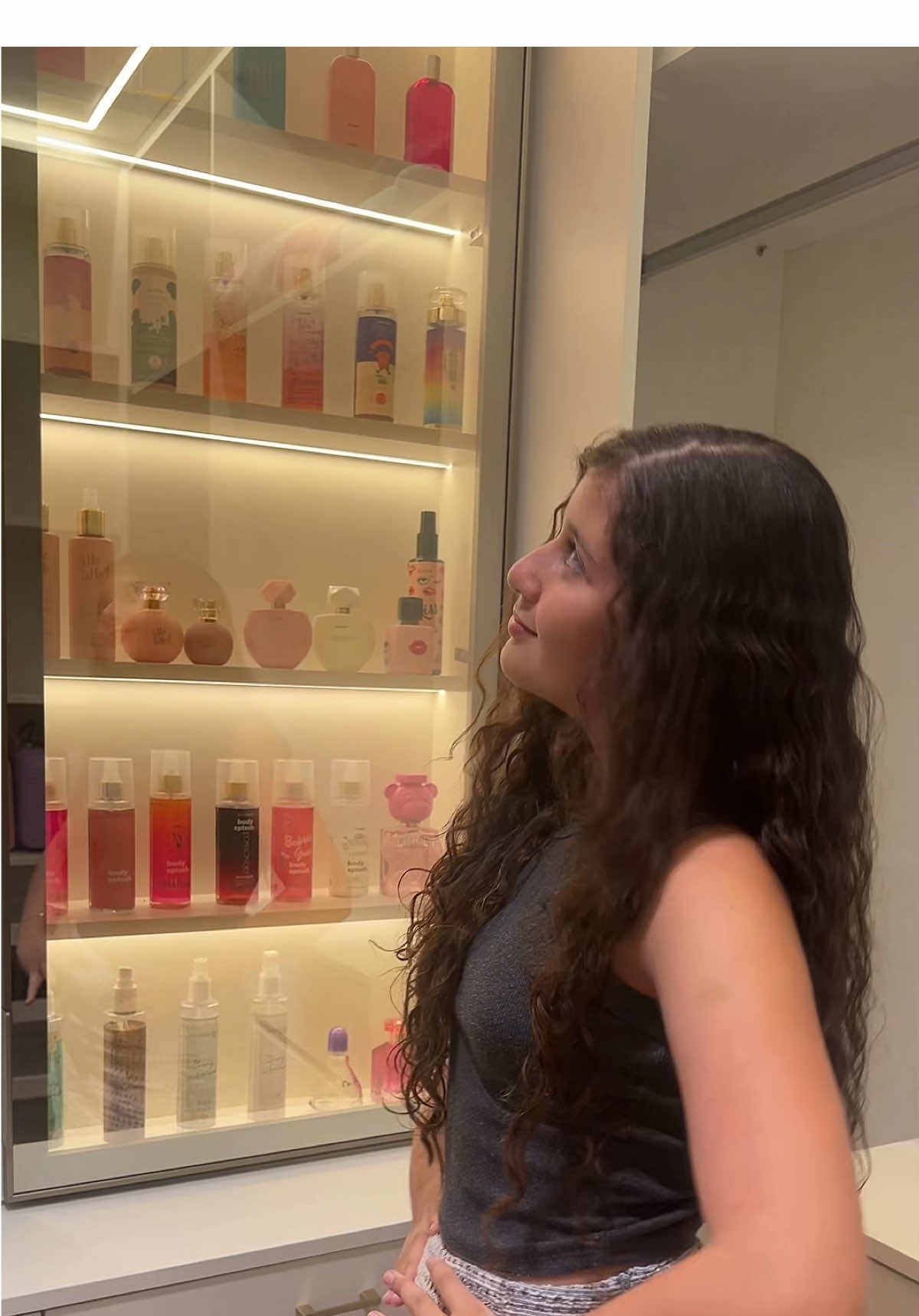 Minha estante de perfumes!😍😍 um sonho realizado 🙏🏻 Minha mãe arrasou👏🏻👏🏻👏🏻 #penteadeiradossonhos #estantedeperfumes #perfumes 