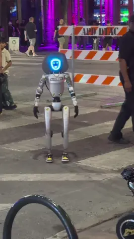 Rizzbot doesn't like when you wave at him. #robot