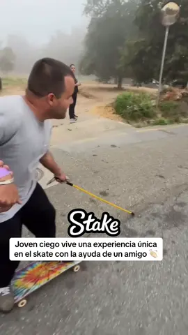 Un momento de amistad y superación llamó la atención en las redes: el joven ciego se lanzó por una pendiente en skate con la ayuda de un compañero que estuvo a su lado durante todo el recorrido ❤️ Más que un deporte, el skate es superación e inclusión. Vía 🎥 leoscottsk8