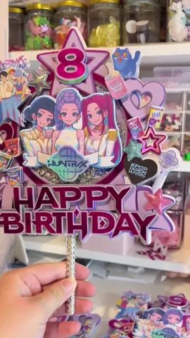 I love the holographic card so much, when it hits the light it’s just so pretty ✨ K-Pop Demon Hunters Fever is in full swing, my most popular design at the moment 💜 #kpopdemonhunters #kpdh #huntrix #caketopper #birthdayparty 