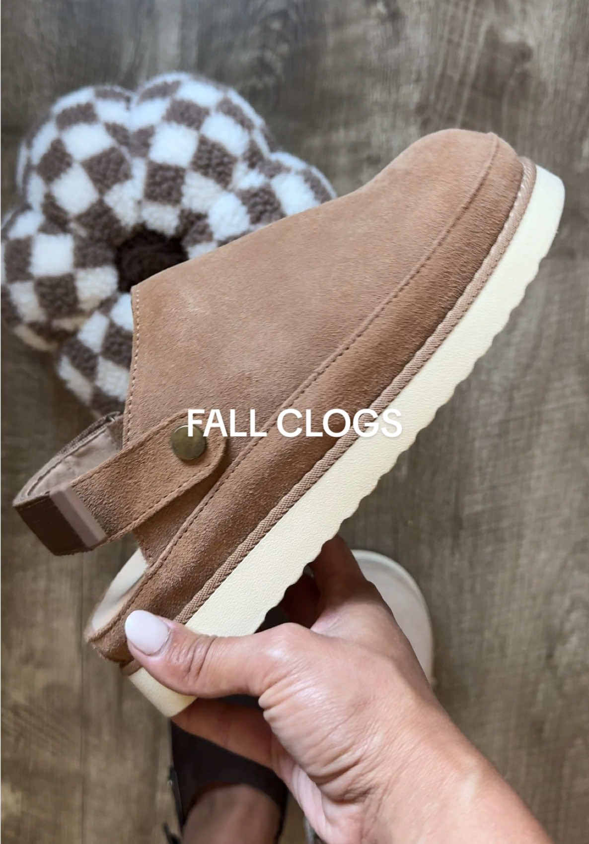 Replying to @mollymecca fall is officially upon us and all these beautiful clogs are pretty much fully in stock! snag some up while you can because they sell out SO fast 🤎🍂 #fallclogs #fallshoes #womensclogs #fallfashion #clogs  @EVELLYHOOTD US 