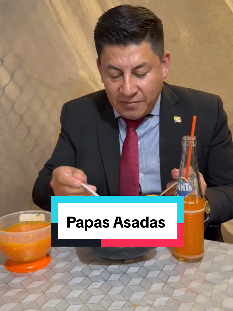🥔 Me encuentro disfrutando de las papas asadas, un plato tradicional de Tulcán.  😋 Te invito a degustar de nuestra deliciosa gastronomía. 🍴 #AndrésRuanoParedes  #PapasAsadas #Tulcán #GastronomíaEcuador #ComidaTípica