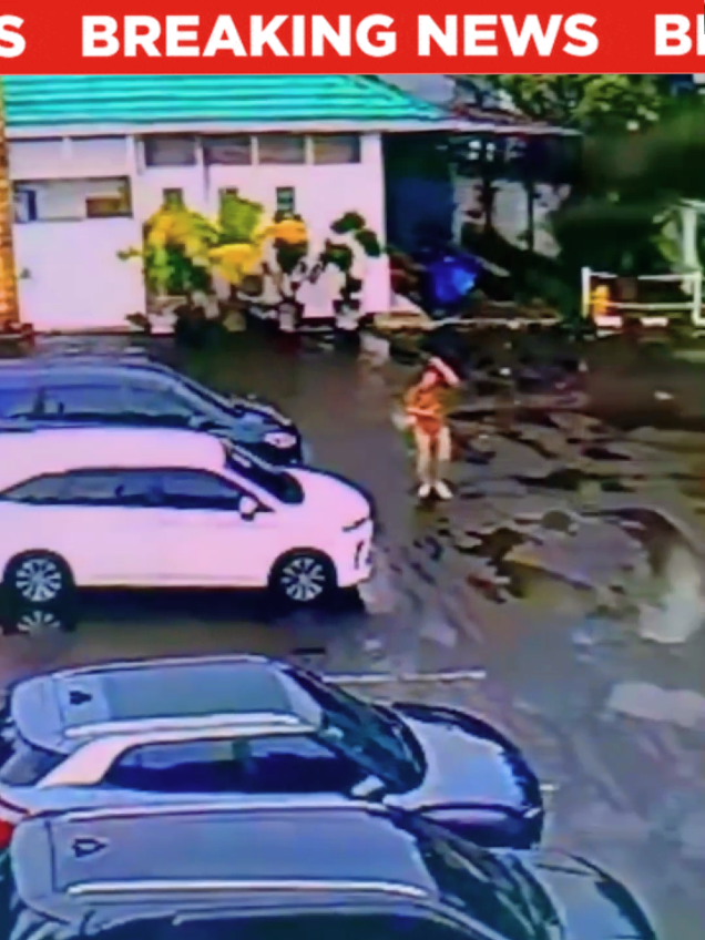 Kepala Cabang Bank BUMN di Cempaka Putih, Jakarta Pusat, Mohamad Ilham Pradipta, ditemukan tak bernyawa di Bekasi pada Kamis, 21 Agustus 2025.  Sebelumnya, pada Rabu, 20 Agustus, korban yang tinggal di Jalan Rimba Baru, Bogor Barat itu, dilaporkan menjadi korban penculikan. Berdasarkan rekaman CCTV, korban terlihat dipaksa keluar dari mobilnya sebelum dibawa oleh pelaku.  Polres Metro Jakarta Timur dan Polda Metro Jaya menangkap empat orang yang diduga terlibat dalam penculikan Ilham.  Namun, eksekutor pembunuhan masih dalam pelarian. Subdit Resmob Polda Metro Jaya terus memburu pelaku utama.  #bank #bumn #bankbumn #cempakaputih #detikdetik 