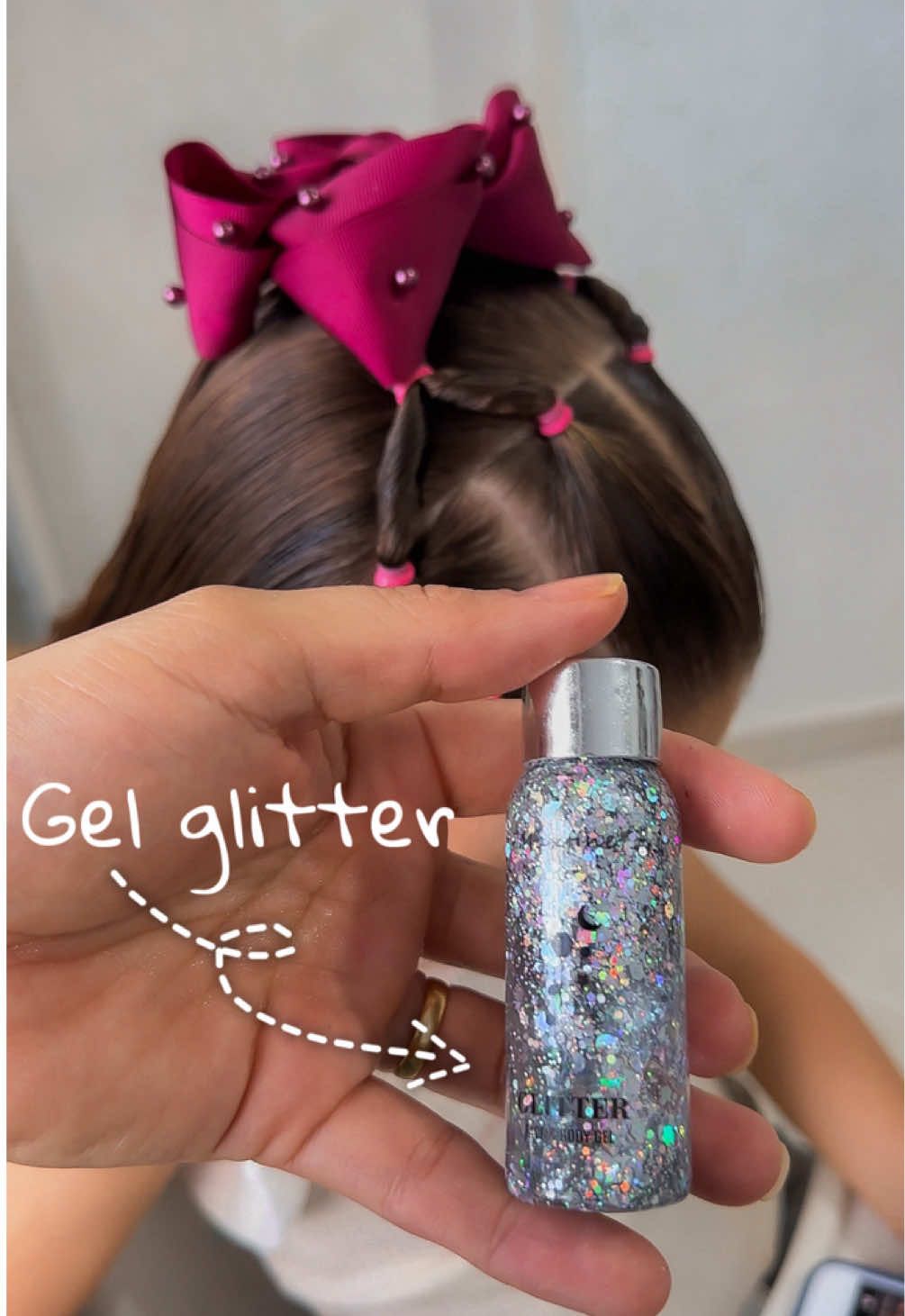 O pedido de vocês é uma ordem, aplicação do gel gliter 🎀 penteado infantil  . . . . . #penteadoinfantil #peinados #maedemenina #dicasdecabelo #cabeloinfantil 