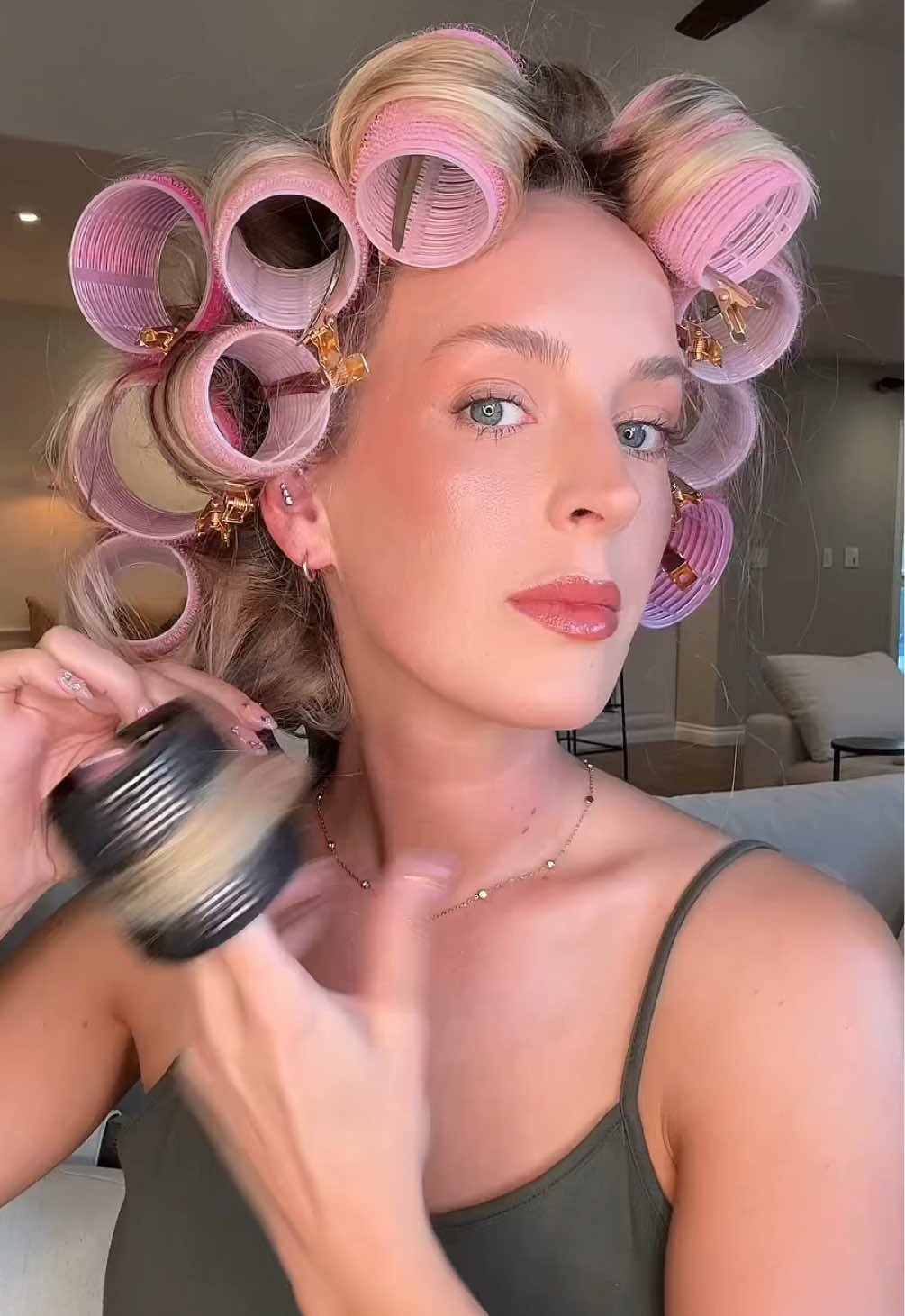 @T3 Micro ok i’m into it!! love this bag for travel too ✈️ #hairtok #hairstyle #hairtutorial #blowout #blowoututorial #finehair #finehairstyles #finehairtips #finehairhacks #finehairtutorials #blowoututorial #blowouthair #blowoutcurls #blowouthack #blowoutathome #velcrorollers #velcroroller #t3 #t3aire360 #aire360