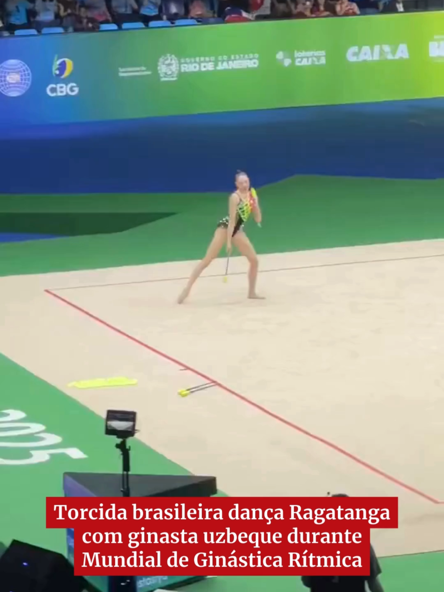 Não foi só o tablado que se movimentou durante a apresentação da uzbeque Takhmina Ikromova. Ela escolheu a música Asereje para a série de maça e fez com que a torcida também dançasse.  Uma bela imagem!  #ginasticaritmica