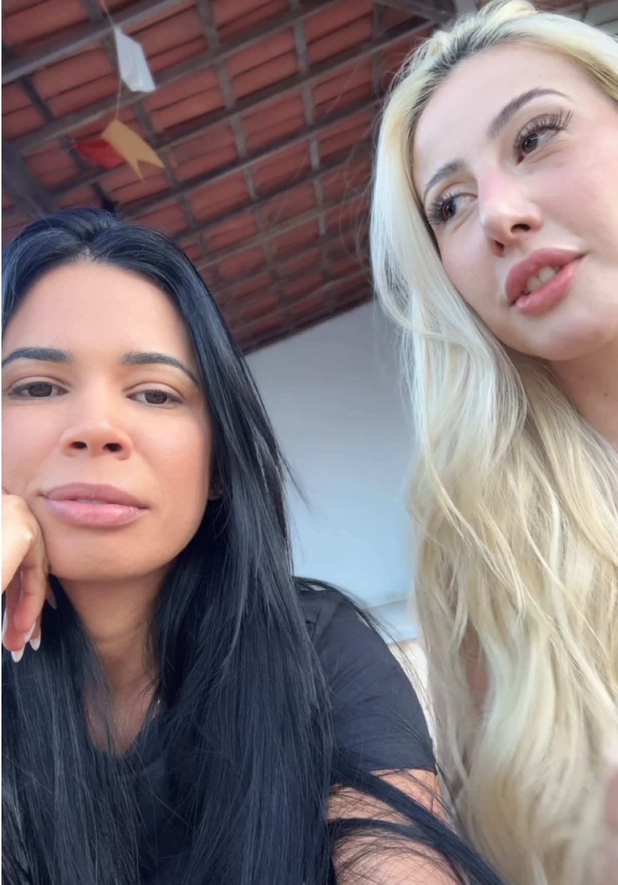 Quando se junta a loira e a morena😂@L E Y A 〽️ 