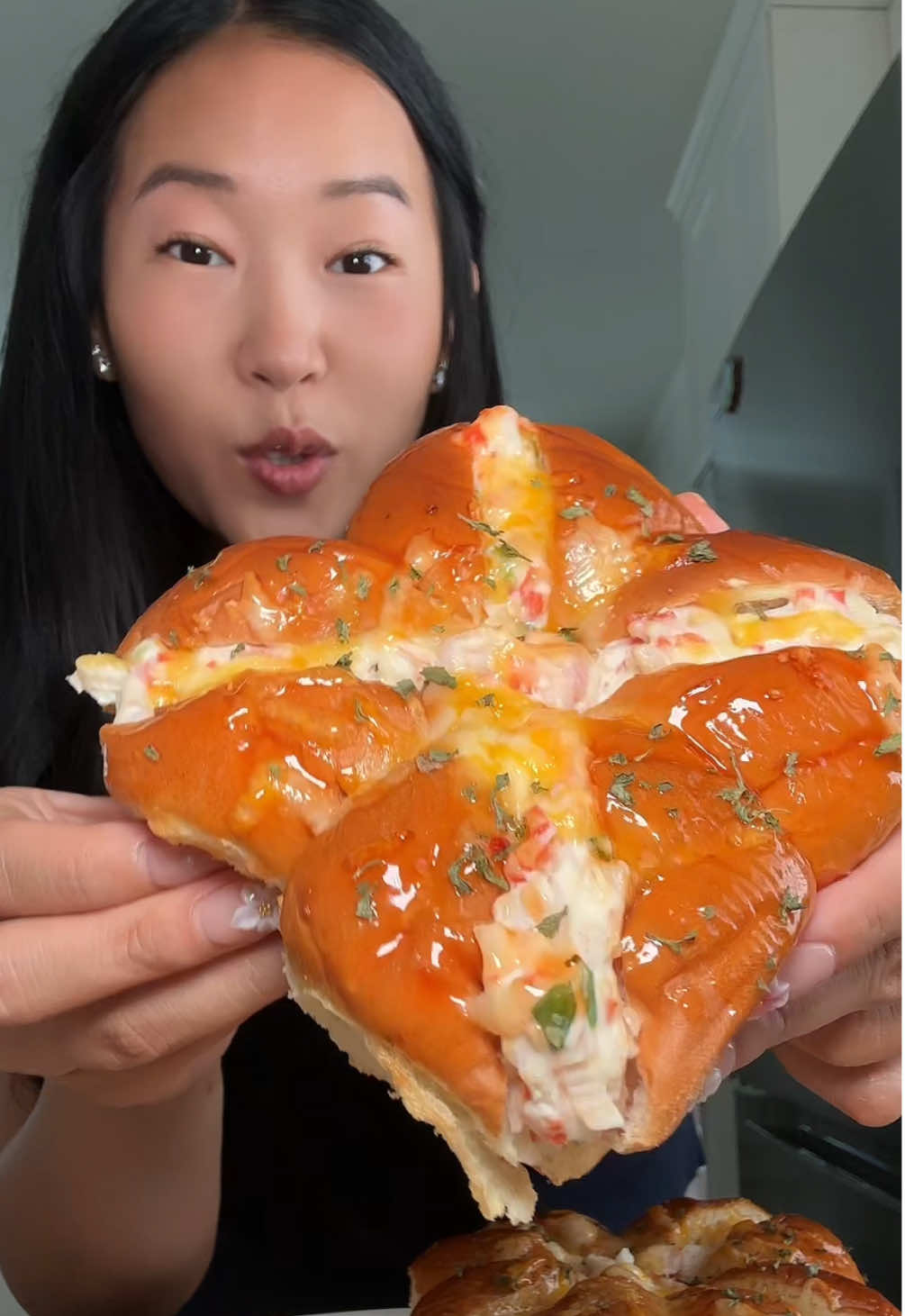 CRAB RANGOOONS stuffed dinner rolls 😍😍 #crabrangoon #DinnerIdeas @KING’S HAWAIIAN #kingshawaiian #eatwithme #xyzbca 