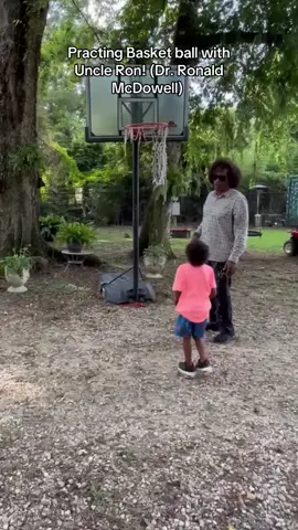 Ohey, there's Kyrie and Dr. Ronald McDowell, the artist behind the Foot Soldier statue in Birmingham, tributes to Diana Ross, Michael Jackson, The Commodores, and portraits of Tuskegee University presidents. But to the youth in Tuskegee, he's Uncle Ron! #Tuskegee #Basketball #RonaldMcDowell #Groovykidky #Sunshinesworldtour 