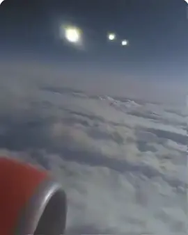 ✨ While playing with a camcorder aboard a Scandinavian Airlines flight in the early 90s, a child accidentally captured something extraordinary. Blurred for privacy, the child’s image remains—but the camera also records bright orbs hovering outside the window. This is a classic example of the Perceiver Effect: the idea that UFOs don’t reveal themselves to everyone, but only to certain observers—those “drawn” to notice. Was the child simply playing… or was he instinctively pulled to film at just the right moment, capturing what others on the flight never saw? Sometimes it isn’t about looking for UFOs—it’s about them choosing who gets to see. 👀 Follow @beyondtheradar for more alleged UFO footage and sky anomalies.