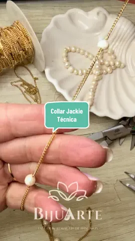 TÉCNICA JACKIE ✨ ¡Tanto lo pedían, AQUÍ LO TIENEN! 🤍 Una técnica hermosa, que se viene súper en tendencia este verano 🫶🏻 Vayan practicándolo.. ¡PORQUE SERÁ FUROR!  Compartirlo a esa persona 🖤 que sabes que le va a gustar  Comenta este video con el próximo tutorial que te gustaría que hagamos!#bijouterie #tutorial #insumosparabijou #collar #perlas 