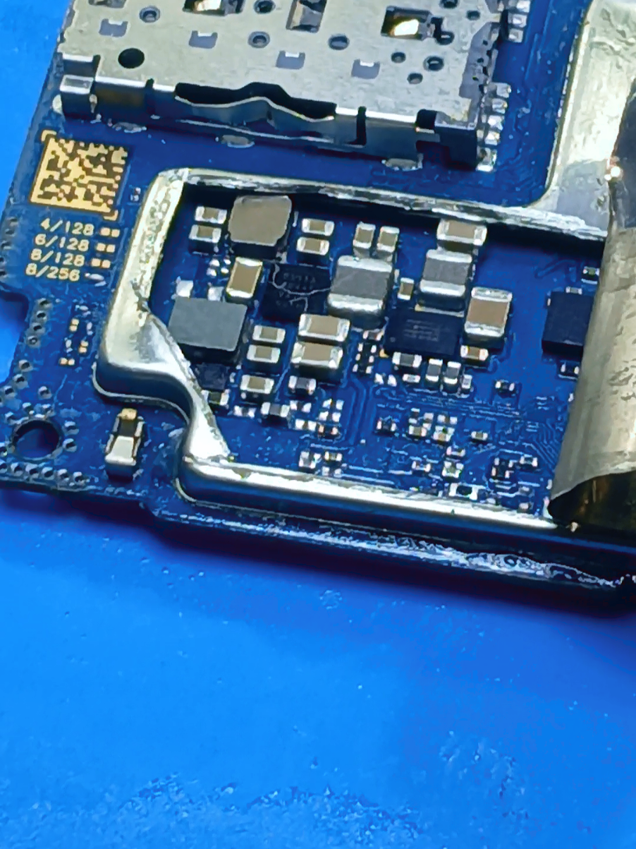 📱🔧 Diagnóstico Samsung A15 que no enciende 🚫🔋 Al conectarlo a la fuente de poder 🔌 encontramos un corto en un circuito integrado ⚡ que se está  recalentando 🔥. Ese es el  causante de que el equipo no encienda. ✅  #SamsungA15 #ReparacionCelulares #NoEnciende #Tecnología #Electrónica   